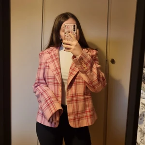 Juicy couture kavaj - Säljer denna helt nya juicy couture kavaj, endast testad med lappar kvar. Säljer då den är lite stor på mig. Den är en L, men jag har vanligvis XS-S så skulle säga att den kan passa S-L beroende på vad man vill ha för passform. Betalning sker via swish. 