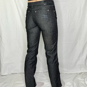 Grå jeans  - Midjemått: 39 cm Innerbenslängd: 82 cm Ytterbenslängd: 104 cm ⭐️ Kontakta oss via DM på vår Instagram @reloved_uf om du är intresserad!