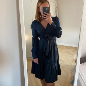 Blå silkesklänning från Nümph - Säljer denna ursnygga långärmade silkes klänningen från märket Nümph. Den är aldrig använd med etiketter kvar. Storleken är 36. Frakt tillkommer om inget annat är överenskommet ☺️