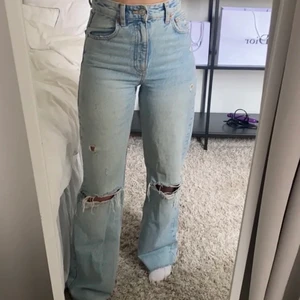 Ljusblå jeans - Säljer ett par ljusa håliga byxor från Zara i storlek 34! De är nästintill oanvända och är därför i jättebra skick!🤍🤍 (bud på 250)