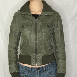 Grön skinnjacka  - Kontakta oss via DM på vår Instagram @reloved_uf om du är intresserad!