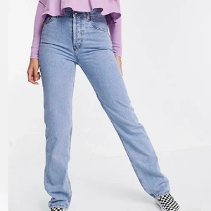 ASOS tall jeans - ASOS tall Jeans💙 Raka i modellen och hög midja. Köpte för 319, säljer för 150kr +frakt🚚💙 använt 1 gång. storlek W28 L38 (små i storleken) passar mig som vanligtvis har 36, S. Jag är 176 och de passar mig!💙