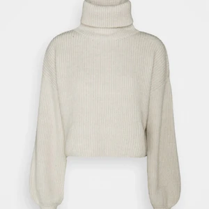 Beige stickad polotröja - Lite kortare stickad polotröja från monki i strl S. Väldigt skön och fin! Köpt för 330kr🥰 