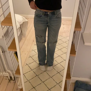 Jeans med hål  - Oanvända jeans med hål från zara 