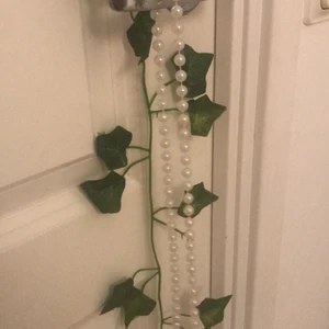 Vit lång pärl halsband  - Vit lång pärl halsband med ca. 1cm mellan varje pärla, köpt på glitter för 180kr.