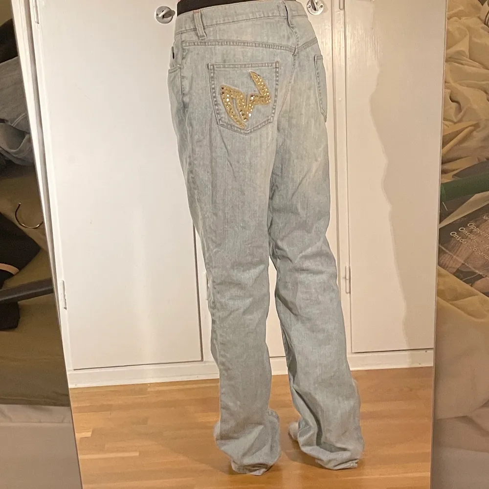 Superfina jeans köpta secondhand. Tyvärr för stora och därför säljs dom. Otroligt fina detaljer på högra bakfickan. Passformen är bootcut och lowrise. För referens är jag 170cm. Felfria!. Jeans & Byxor.