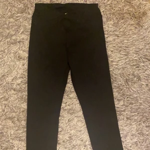 Tränings tights  - Svarta tränings tights i randigt material, bra skick!