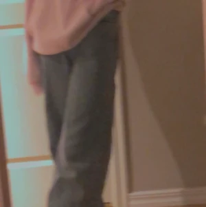 Jeans Stradivarius  - Jeans från Asos/Stradivarius! Väldigt långa i benen med ändå snygga, färgen är grå. De är även ganska vida i benen så därför satt de inte så bra på mig. Storleken på byxorna är 34 men skulle säga att de passar mer som en 38. Köparen står för frakt. 