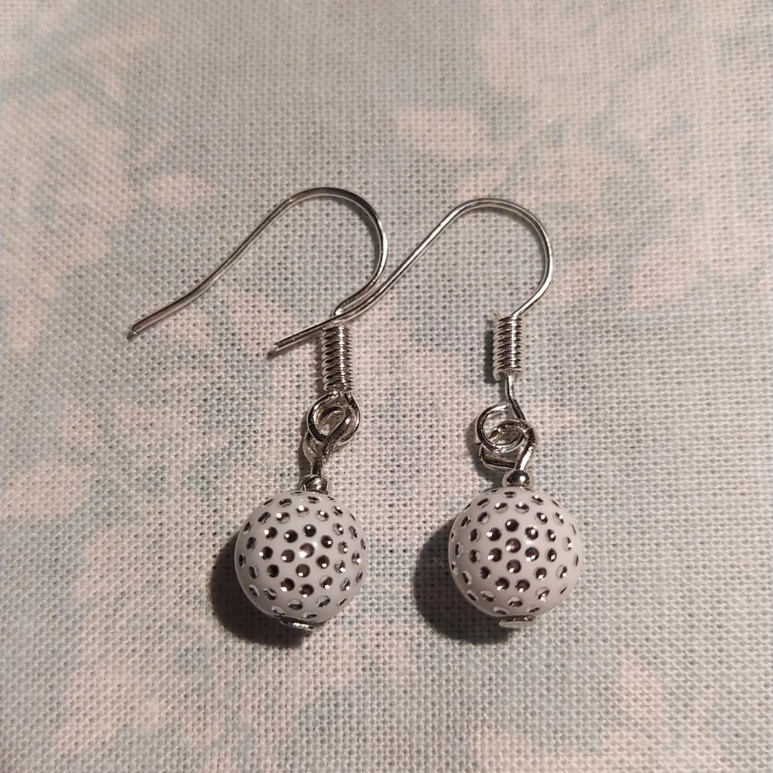 Örhängen med vita pärlor