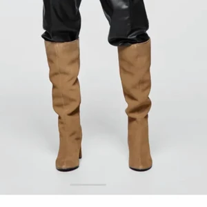 stövlar - säljer dessa beiga mocka skor från zara!! nypris 1000kr å klacken är 6cm