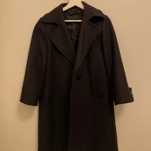 Kappa i ylle  - Superfin kappa i 75% ylle från Zara. Storlek M men passar även en small. Sparsamt använt. 