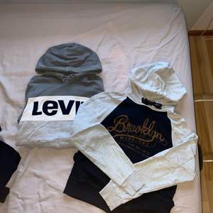 1. Levis hoodie storlek Small, bra skick, 150kr   2. Denim & supply / Ralph Lauren hoodie, bra skick, 250kr   Eller båda för 300kr