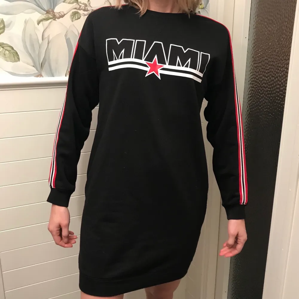 Supermjuk och skön klänning med Miamitryck i sweatshirttyg! Använd 1 gång så skulle säga att den är i nyskick! 💓🤝  modellen är 175cm lång!. Klänningar.