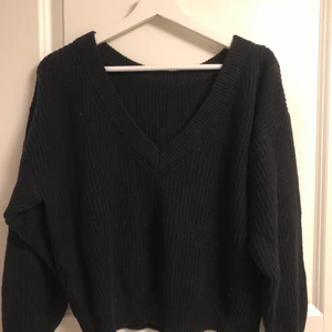 Stickad tröja - Svart stickad tröja från Gina strl M, jag är 172 o den passar bra på mig. Löspassform, lite inslag av off schoulder. Skriv till mig för fler bilder. Ca 1 år gammal. Köparen står för frakten. Vid snabb affär kan pris diskuteras.