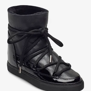 Inuikii skor  - Storlek 37. Köpte dessa på Plick men var tyvärr för stora för mig. Skicket är som nytt! Nypris är 2999 men säljer dessa för 1200. (Bilderna är lånade från förra säljare) 🥰