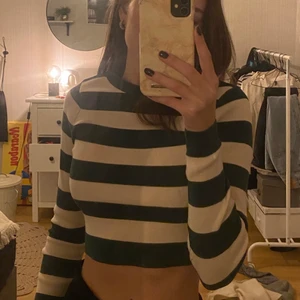 Randig tröja storlek xs  - En randig tröja från zara som jag aldrig använt, köpt från en annan på plick är i storlek xs men skulle säga att den passar till dem som har  S