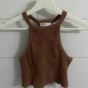 Crop Top - 🤎Crop Top från Bershka🤎 ✨Storlek: XS✨  Supersnygg och trendig crop top, fint skick!  Frakt tillkommer!