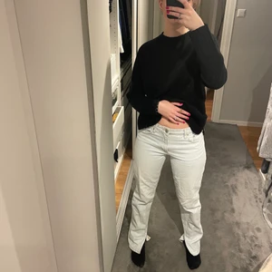 Mid rise jeans - Säljer mina ljusa jeans med slits från zara! Dom är använda men i bra skick💗💗 långa på mig som är 170cm