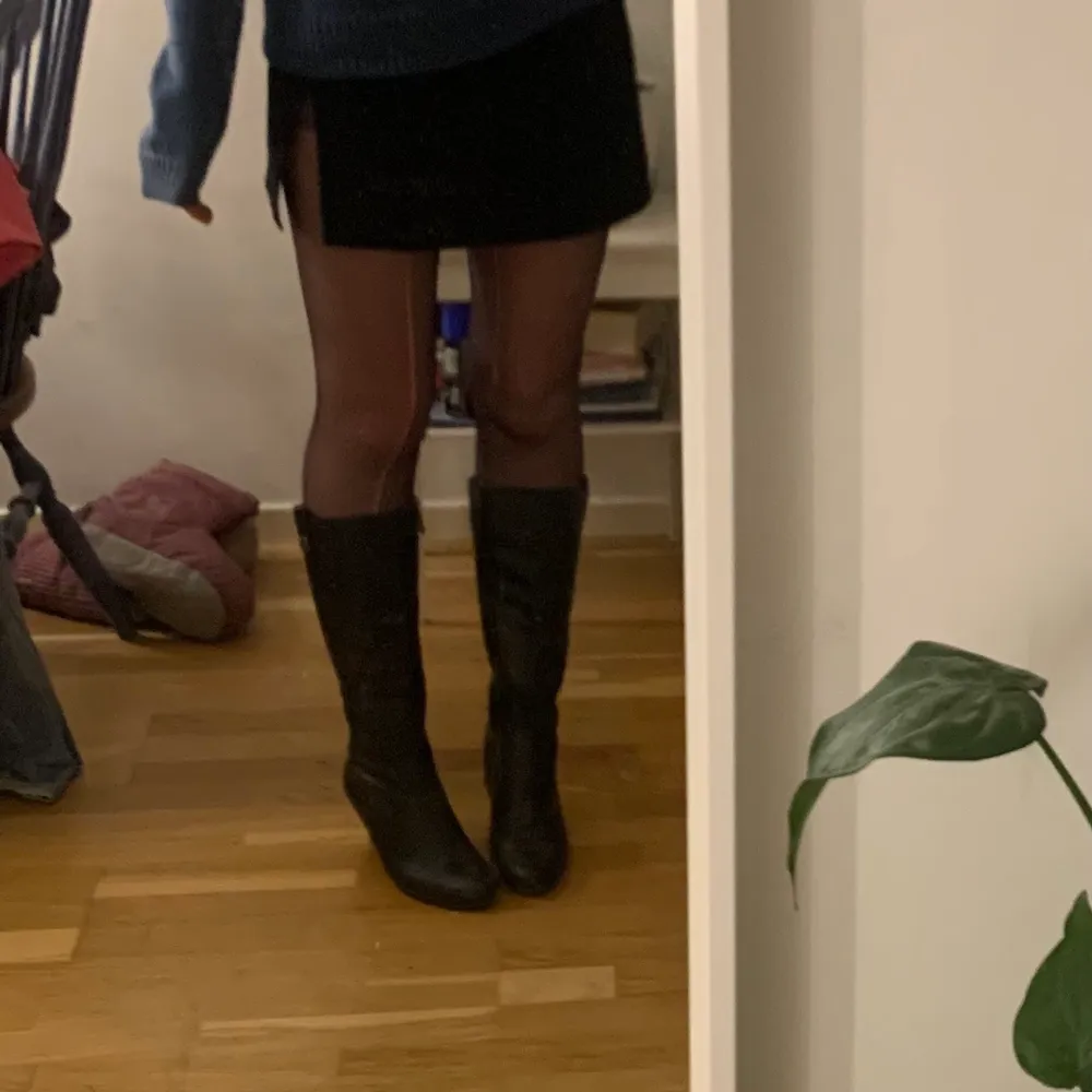 Säljer dessa as snygga svarta boots då jag har ett par liknande💓 storlek 38-39, från s.Oliver . Skor.