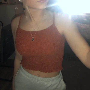 Söt topp GinaTricot  - Säljer en superfin ribbad topp ifrån GinaTricot i storlek S, mycket bra skick, säljer för 80 + frakt!! 🤍🤎🙌