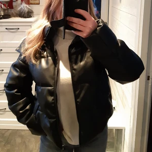 Svart puffer jacket  - En svart puffer jacket ifrån NAKD. Jättesnygg jacka men den var tyvärr för stor för mig. Har normal storlek XS/S och är 160 lång, men jag skulle säga att den passar någon som är S-M💓💕💜 Nyskick och aldrig använd! Hade kunnat tänka mig byta den mot en storlek mindre (34)! KONTAKTA MIG ENBART PÅ DM OM DU ÄR INTRESSERAD OCH EN SERIÖS KÖPARE. 