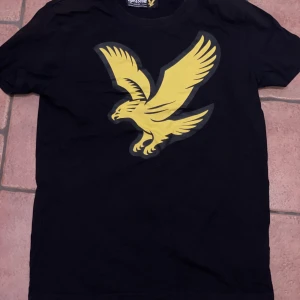 LYLE AND SCOTT - svart T-shirt lyle and scott storlek junior 158