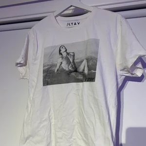 Vit t-shirt m tryck ISTAY - Vit t-shirt med tryck på framsidan. Från carlings egna märke, knappt använd. Normal passform, storlek S