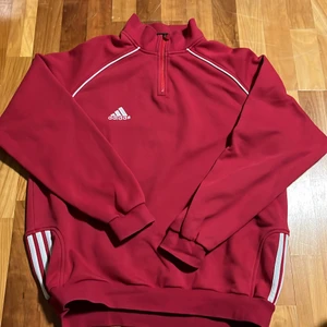 Adidas  - En adidas 1/4 zip, är inte helt 100 på storlek men jag skulle tro att det är en S/M. Inga fläckar eller håll som jag kan se. 