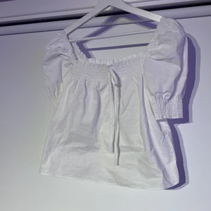 Vit blus från HM - Vit oanvänd blus från HM, lite kortare modell. Storlek S, normal passform!