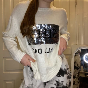 Vit tröja - Vit tröja med paletter, vad köp av fler plagg kan jag fixa paket pris :-)