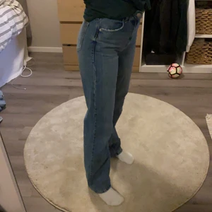 Mörkblå jeans från bershka - Jeans från bershka i deras modell ”high waisted dad jeans”. Storlek 34, använda bara ett fåtal gånger och säljer eftersom jag inte använder dom. Nypris runt 250, jag säljer för 100 kronor+frakt (som köparen står för)