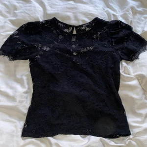 Ginatricot blus - En jättesöt blus från Gina❤️‍🔥 Inget undertyg på ryggen men där fram går det upp över bysten. Säljer pga för liten❤️‍🔥 Strl xs. Köparen står för frakt.