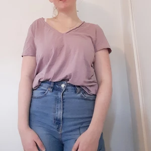 Ljuslila t-shirt  - Vringad ljuslila T- shirt från Zara i bra skick. Storlek M men är som S.