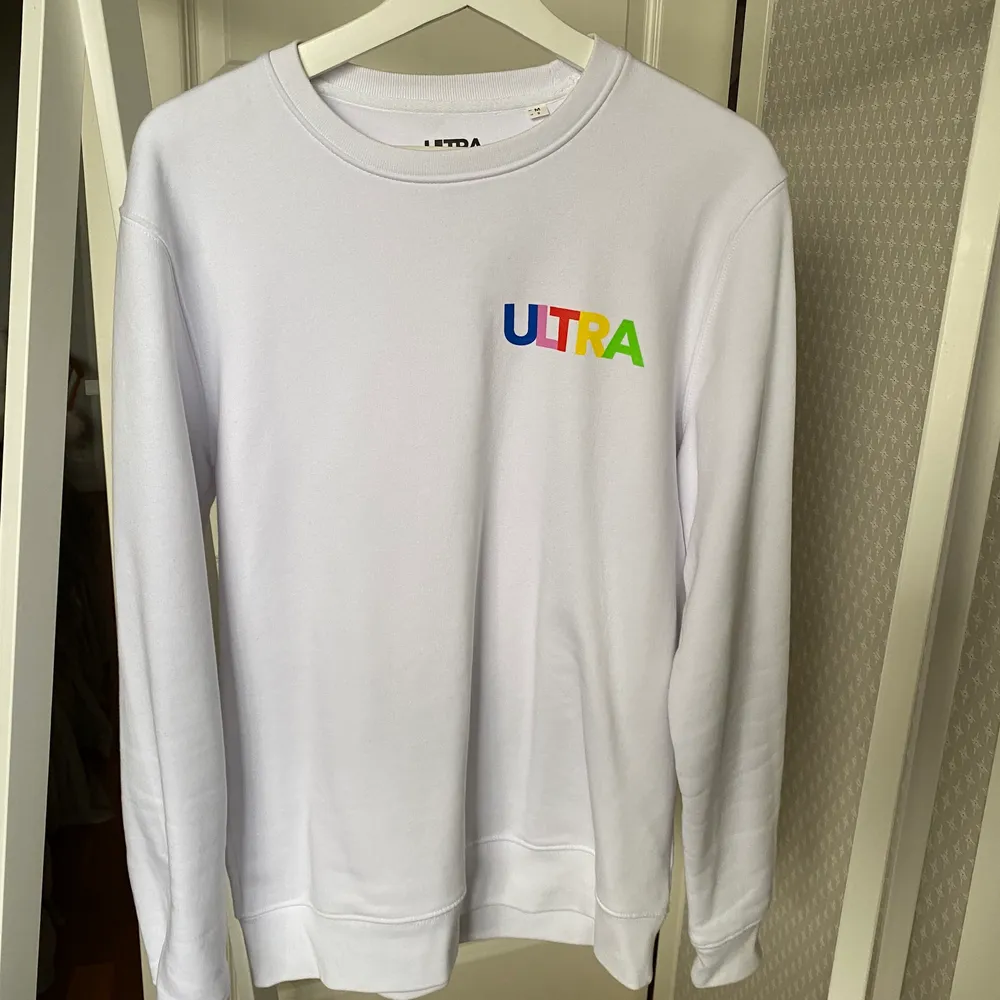 Limited edition sweatshirt från ”Aparte by ULTRA” första drop. Använd max 1 gång och aldrig tvättad. Storlek M men passar även S. Frakt: 66kr. Tröjor & Koftor.