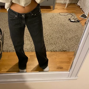 low waits weekday w25L30 - Gråa lågmidjade jens från weekday i modellen Arrow. Använda ca 2 gånger. Frakt tillkommer 66kr ❤️‍🔥