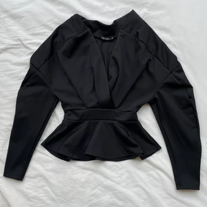 NLY Blus  - Blus från Nelly i strl XS, fint skick förutom att den har ett märke från en säkerhetsnål vid bröstet (syns på första bilden) 🖤 Fraktas spårbart för 57 kr 😁