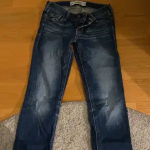 Så snygga lite vida lågmidjade jeans köpta för super länge sen från hollister. Knappt använda. Pris går alltid att diskutera vid snabb affär.