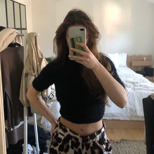 Hanna Schönberg X NaKd topp - Säljer denna fluffiga croptopen från Hanna schönbergs kollektion på NaKd, bra skick knappt använd!🥰