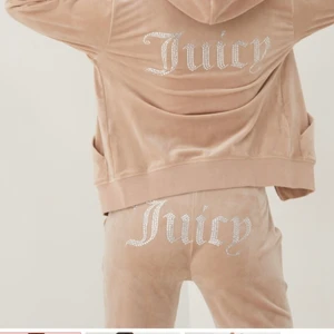 Juicy couture - Säljer ett juicy set åt en kompis. Tröja i XXS och byxa i Xs. Helt slutsålt. Buda från 1500kr (säljes inte separat) 