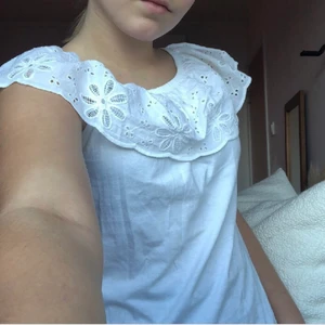 Vit topp med volang detalj vid halsen - Säljer nu denna fina topp med volang detalj vid halsen. Köpte denna toppen av en annan säljare här på plick och därför vet jag inte vart ifrån den kommer. Den är i fint skick förutom att den har en missfärgning vid armhålan och pytte lite i ryggen, jag kan skicka bild på det privat. Den är i storlek xxs och xs, alltså dubbel storlek. Skriv gärna privat vid förnedringar eller om ni vill ha fler bilder💗