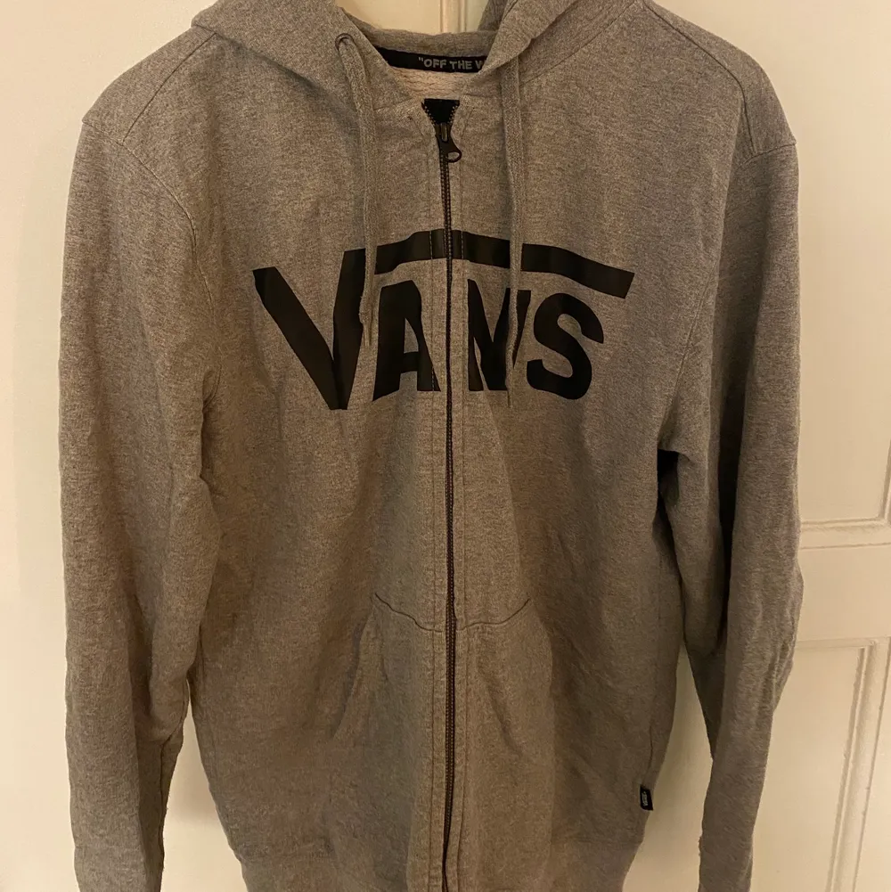 Zip up hoodie från vans i fint skick! Den har dock blivit lite nopprig på under armarna, annars är det felfri! Storleken är S men passar även M och en liten L!. Hoodies.