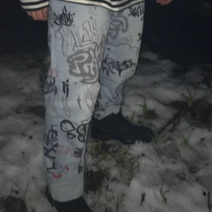 Jaded London Grafiti Jeans  - Limited edition jeans från Jaded London, använda 2 gånger, säljes pga passar ej, köpare står för frakt, pris är diskuterbart. 