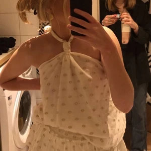 Zara topp  - Supersnygg populär Zara halterneck topp! Använd endast vid 2 tillfällen så skicket är super🙌🏼💘 Normal i storleken:))