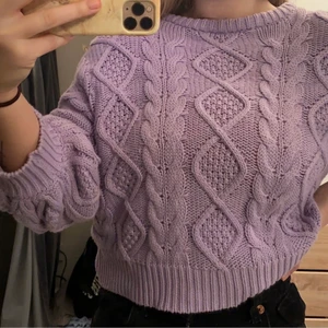 Tröja - Säljer denna tröja från nakd, en superfin lila färg och i nytt skick då jag använt fåtal gånger. Storlek xs men passar även S. Säljer för 120kr😊