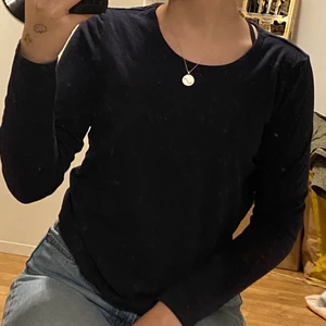 Mörkblå tröja - En mörkblå tröja från Cubus 