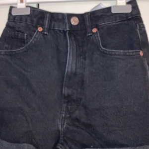 Jeans shorts! - Säljer nu mina fina jeans shorts från zara! Aldrig använda. Dem passar till allt och är väldigt bekväma!❤️