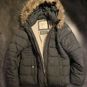 Äkta Abercrombie&Fitch jacka, L/xL - Säljer en knappt använd, äkta Abercrombie&Fitch jacka. Varm och mysig supermjuk jacka.