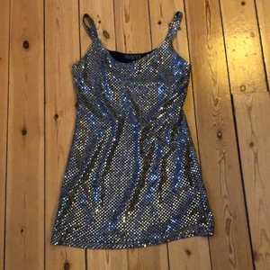 Glittrig klänning - As snygg glittrig klänning som är hyfsat kort! Står ingen storlek men skulle säga xs/s. Som ny!⭐️