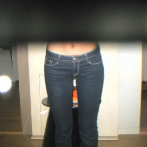 Jeans med ljusa sömmar - Mörkblå jeans med ljusa sömmar