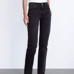 Säljer nu mina svarta jeans från Zara! Jeansen är i bra skick. 💕 Köparen står för frakt. Vid flera intresserade blir det budgivning.